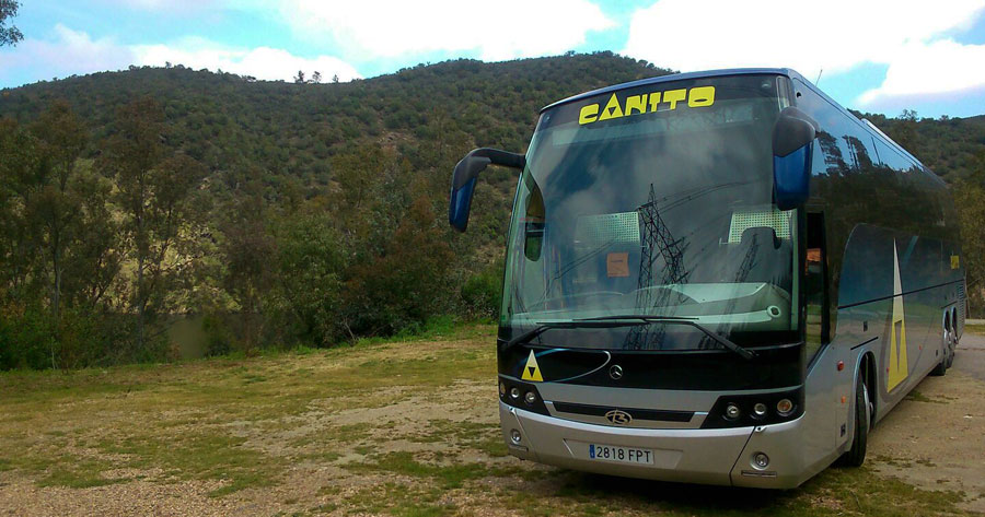 Interior de autobus CANITO con monitor a bordo