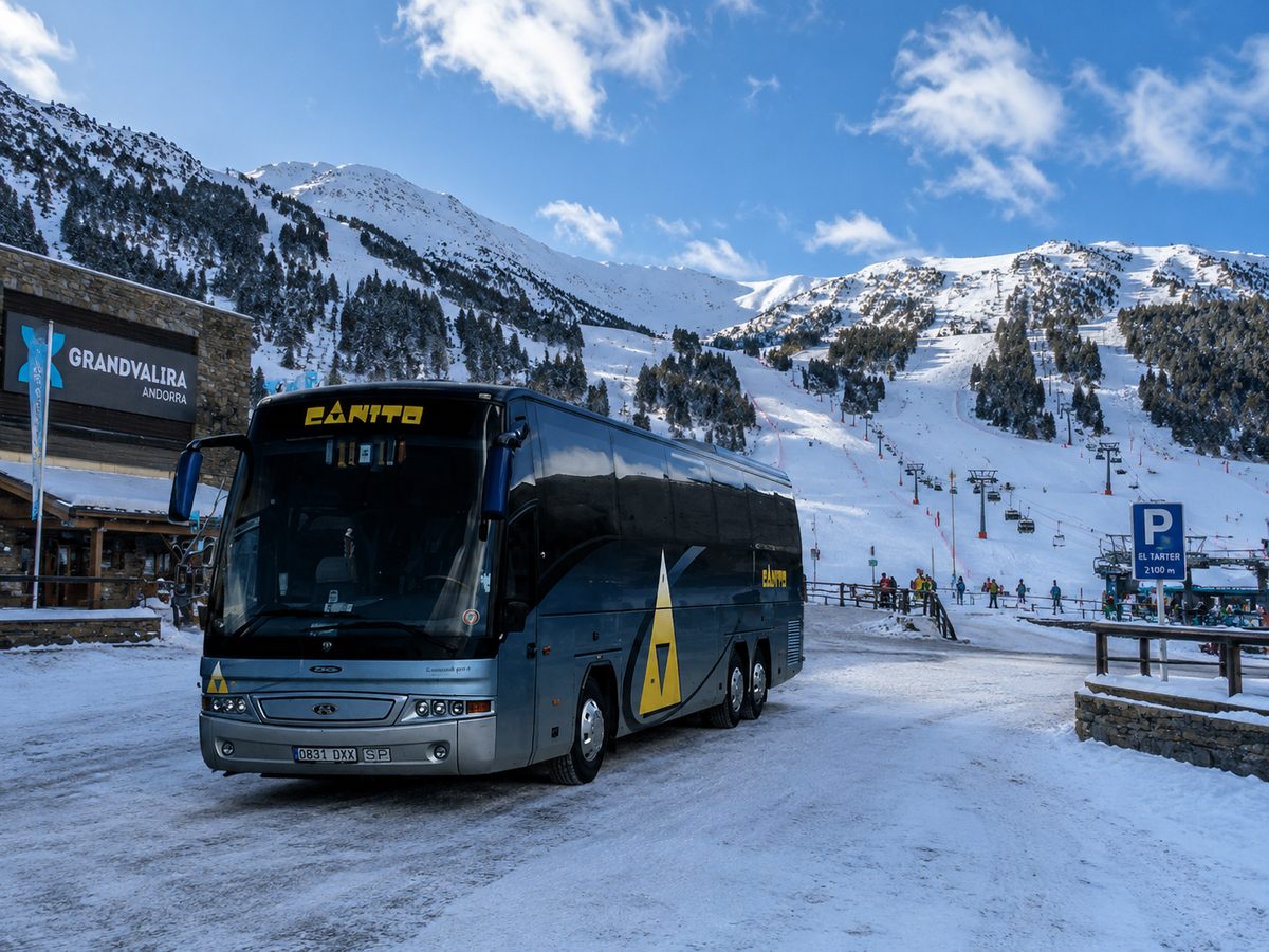 Autocar CANITO en estación de montaña nevada — portafolio 2026