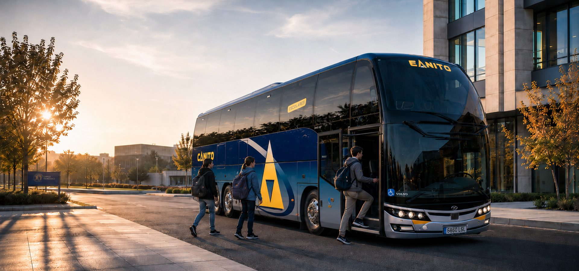 Autocar CANITO circulando al atardecer en carretera