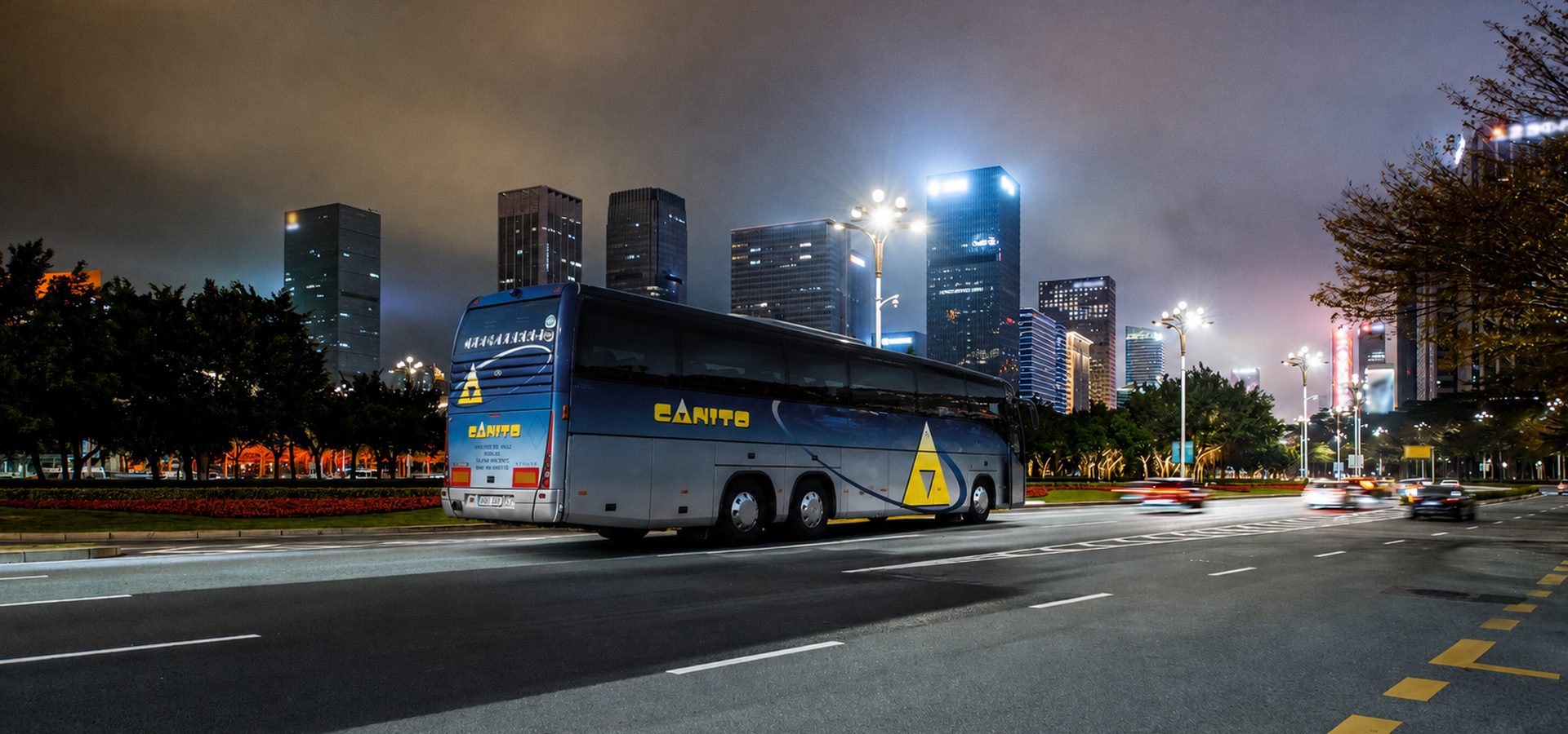 Autocar CANITO en ciudad con iluminación nocturna azul
